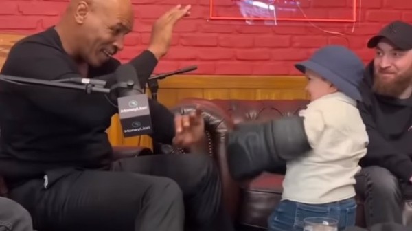 Разное.  Майк Тайсон попытался укусить Хасбика за ухо
  