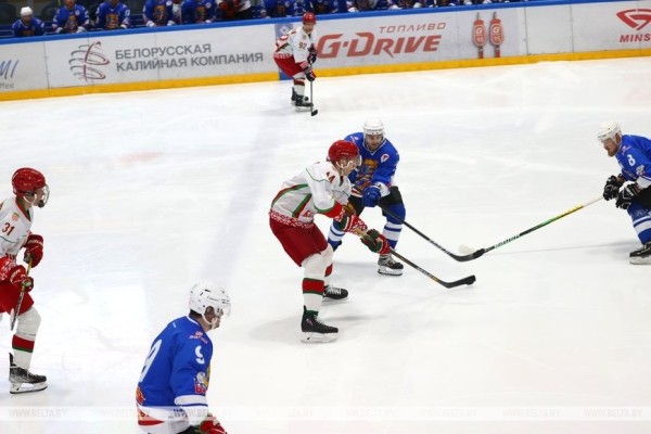 Хоккейная команда Президента одержала первую победу в финале любительского турнира Хоккейная команда Президента одержала первую победу в финале любительского турнира