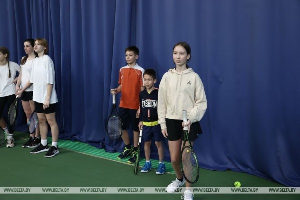 ФОТОФАКТ: Николай Давыденко провел мастер-класс для воспитанников теннисных школ Минска