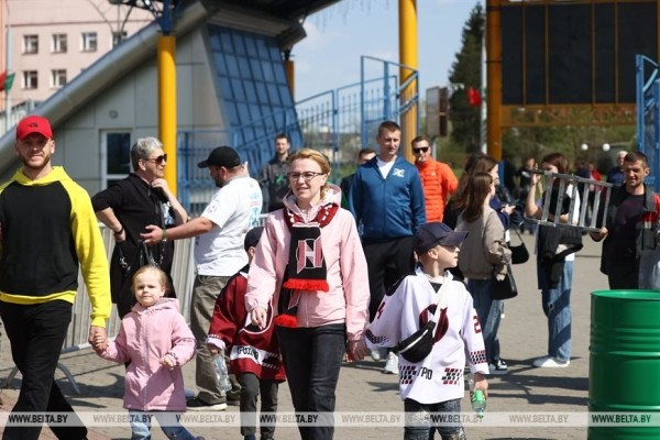 "За наших болею от чистого сердца!" Болельщики ХК "Неман" о том, чего ждут от финала