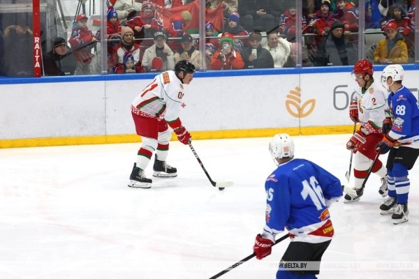 Хоккейная команда Президента одержала первую победу в финале любительского турнира Хоккейная команда Президента одержала первую победу в финале любительского турнира