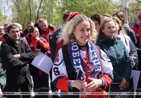 Селфи с Кубком и гордость за победу. Хоккеисты "Металлурга" доставили трофей на БМЗ Селфи с Кубком и гордость за победу. Хоккеисты "Металлурга" доставили трофей на БМЗ