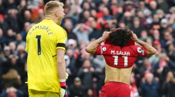 Футбол.  Чемпионат Англии. "Ливерпуль", уступая 0:2, сыграл вничью с "Арсеналом", причем Салах не реализовал пенальти
 