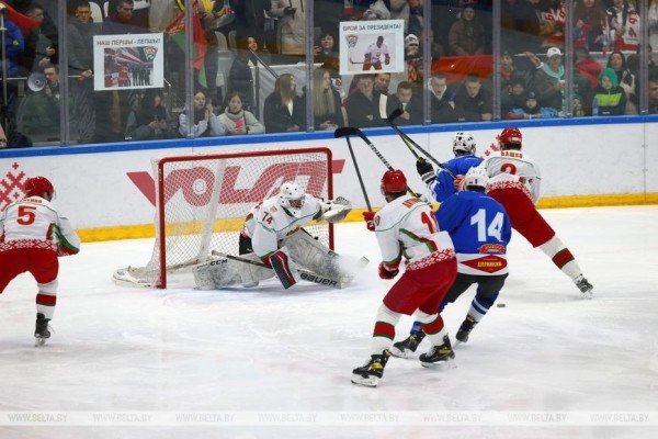 Хоккейная команда Президента одержала первую победу в финале любительского турнира Хоккейная команда Президента одержала первую победу в финале любительского турнира