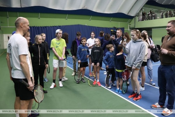 ФОТОФАКТ: Николай Давыденко провел мастер-класс для воспитанников теннисных школ Минска