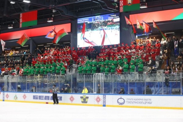 Хоккейная команда Президента одержала первую победу в финале любительского турнира Хоккейная команда Президента одержала первую победу в финале любительского турнира