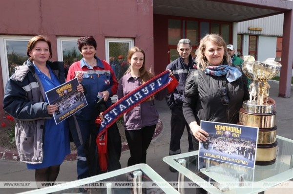 Селфи с Кубком и гордость за победу. Хоккеисты "Металлурга" доставили трофей на БМЗ Селфи с Кубком и гордость за победу. Хоккеисты "Металлурга" доставили трофей на БМЗ