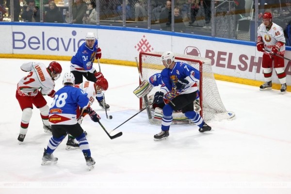 Хоккейная команда Президента одержала первую победу в финале любительского турнира Хоккейная команда Президента одержала первую победу в финале любительского турнира