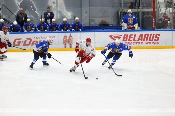 Хоккейная команда Президента одержала первую победу в финале любительского турнира Хоккейная команда Президента одержала первую победу в финале любительского турнира