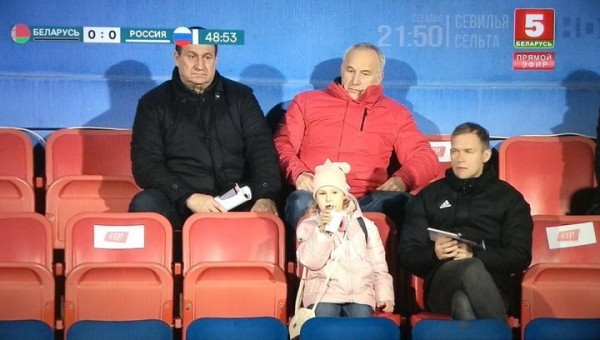 Футбол.  Женский товарищеский матч Беларусь — Россия новый глава БФФ Николай Шерстнев смотрит в обществе экс-председателя
 