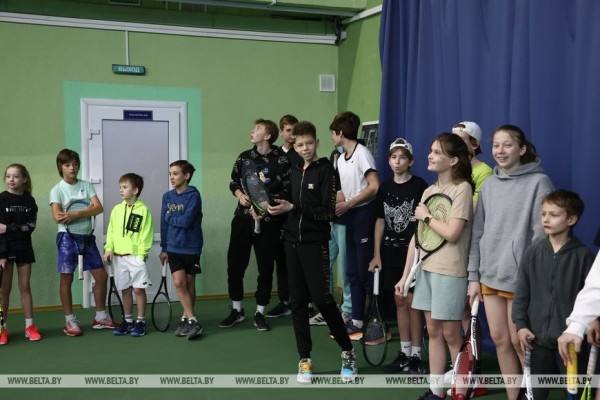 ФОТОФАКТ: Николай Давыденко провел мастер-класс для воспитанников теннисных школ Минска