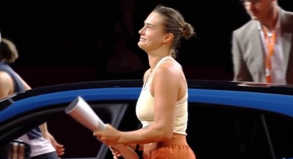 Теннис.  После церемонии награждения Арина Соболенко в шутку сымитировала нападение на  "Porsche", выигранный Швентек
  