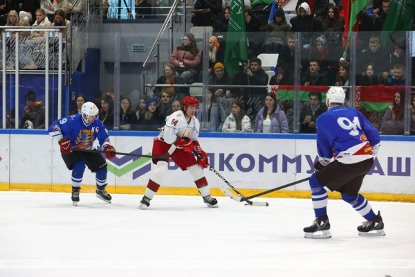Хоккейная команда Президента одержала первую победу в финале любительского турнира Хоккейная команда Президента одержала первую победу в финале любительского турнира