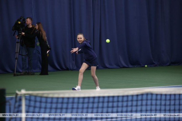 ФОТОФАКТ: Николай Давыденко провел мастер-класс для воспитанников теннисных школ Минска