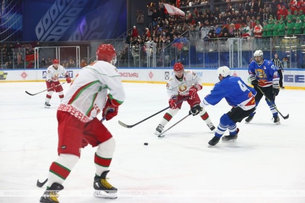 Хоккейная команда Президента одержала первую победу в финале любительского турнира Хоккейная команда Президента одержала первую победу в финале любительского турнира