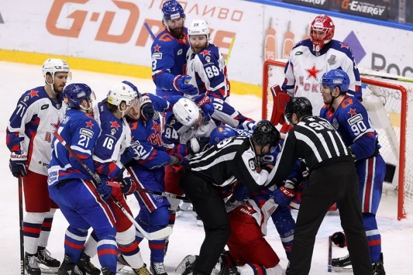 Хоккей. Голевая передача Фальковского не помогла СКА, который в пятом матче полуфинала Кубка Гагарина проиграл ЦСКА
Хоккей. Голевая передача Фальковского не помогла СКА, который в пятом матче полуфинала Кубка Гагарина проиграл ЦСКА