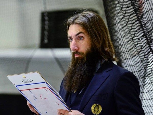 Хоккей.  В России впечатлились неординарной внешностью тренера юниорской сборной Беларуси Александра Ходина
 