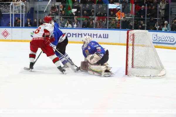 Хоккейная команда Президента одержала первую победу в финале любительского турнира Хоккейная команда Президента одержала первую победу в финале любительского турнира