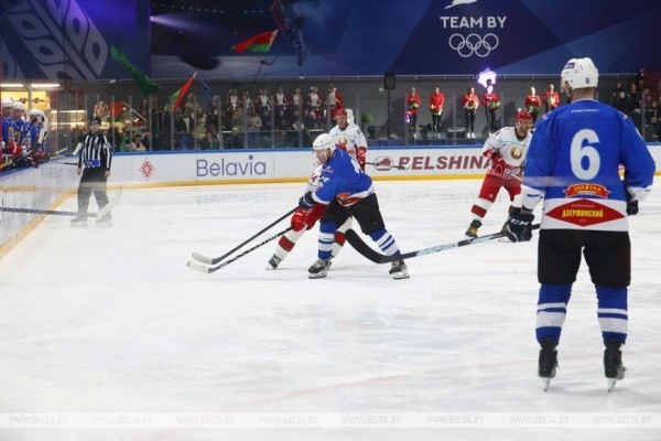 Хоккейная команда Президента одержала первую победу в финале любительского турнира Хоккейная команда Президента одержала первую победу в финале любительского турнира