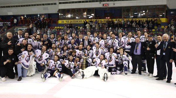 Селфи с Кубком и гордость за победу. Хоккеисты "Металлурга" доставили трофей на БМЗ Селфи с Кубком и гордость за победу. Хоккеисты "Металлурга" доставили трофей на БМЗ
