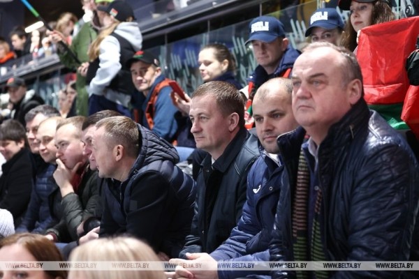 Хоккейная команда Президента одержала первую победу в финале любительского турнира Хоккейная команда Президента одержала первую победу в финале любительского турнира