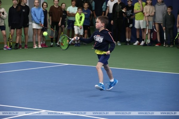 ФОТОФАКТ: Николай Давыденко провел мастер-класс для воспитанников теннисных школ Минска