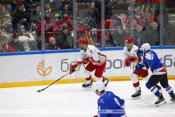 Хоккейная команда Президента одержала первую победу в финале любительского турнира Хоккейная команда Президента одержала первую победу в финале любительского турнира