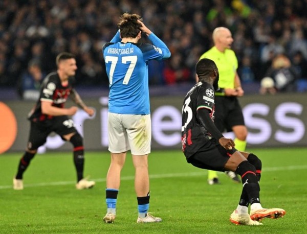 Футбол.  Лига чемпионов. "Милан" не удержал победу в матче с "Наполи", но пробился в 1/2 финала
 