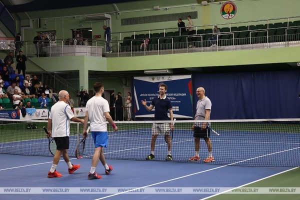 ФОТОФАКТ: В Минске завершился теннисный турнир на Кубок посольства России ФОТОФАКТ: В Минске завершился теннисный турнир на Кубок посольства России