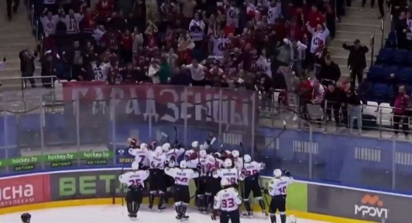 Хоккей.  Betera-Экстралига. "Неман" обыграл "Юность" и впервые в истории перевел серию в седьмой матч после трех поражений
 