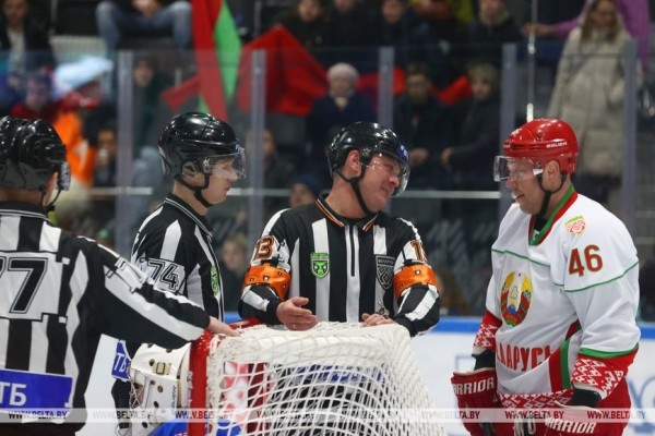 Хоккейная команда Президента одержала первую победу в финале любительского турнира Хоккейная команда Президента одержала первую победу в финале любительского турнира