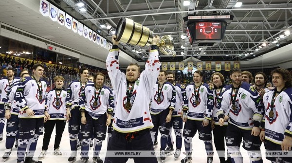 Селфи с Кубком и гордость за победу. Хоккеисты "Металлурга" доставили трофей на БМЗ Селфи с Кубком и гордость за победу. Хоккеисты "Металлурга" доставили трофей на БМЗ