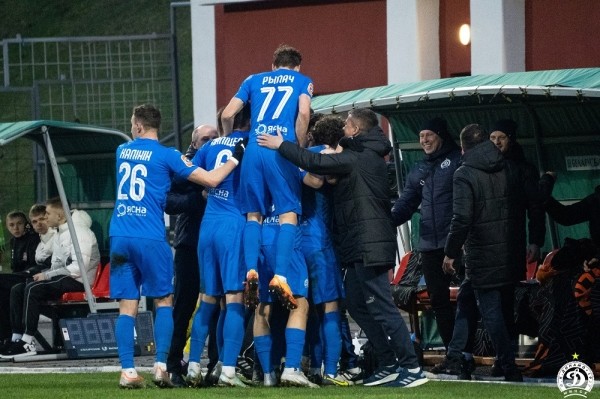 Футбол.  Минское "Динамо" впервые пропустило, но обыграло "Слуцк", добыв третью победу в трех матчах
  