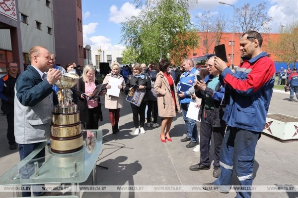 Селфи с Кубком и гордость за победу. Хоккеисты "Металлурга" доставили трофей на БМЗ Селфи с Кубком и гордость за победу. Хоккеисты "Металлурга" доставили трофей на БМЗ