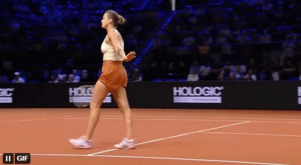 Теннис. Арина Соболенко едва не травмировала Швентек мощнейшим смэшем, сыграв в тело соперницы с расстояния в три метра
Теннис. Арина Соболенко едва не травмировала Швентек мощнейшим смэшем, сыграв в тело соперницы с расстояния в три метра