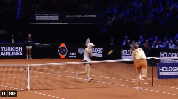 Теннис. Арина Соболенко едва не травмировала Швентек мощнейшим смэшем, сыграв в тело соперницы с расстояния в три метра
Теннис. Арина Соболенко едва не травмировала Швентек мощнейшим смэшем, сыграв в тело соперницы с расстояния в три метра