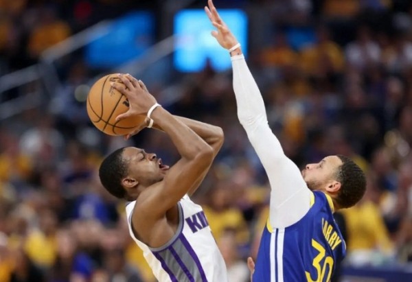 Баскетбол. НБА. "Голден Стэйт" разгромил на выезде "Сакраменто" и вышел в 1/4 финала
Баскетбол. НБА. "Голден Стэйт" разгромил на выезде "Сакраменто" и вышел в 1/4 финала