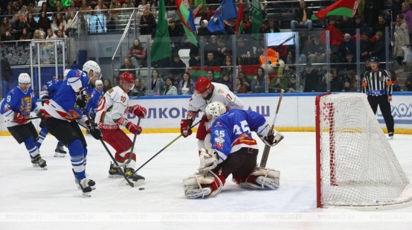 Хоккейная команда Президента одержала первую победу в финале любительского турнира Хоккейная команда Президента одержала первую победу в финале любительского турнира