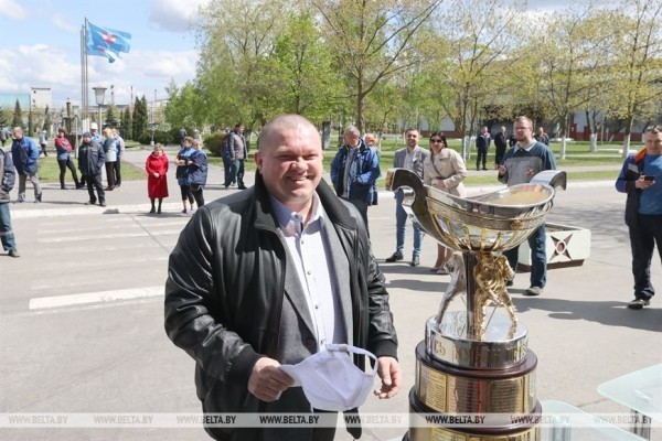Селфи с Кубком и гордость за победу. Хоккеисты "Металлурга" доставили трофей на БМЗ Селфи с Кубком и гордость за победу. Хоккеисты "Металлурга" доставили трофей на БМЗ