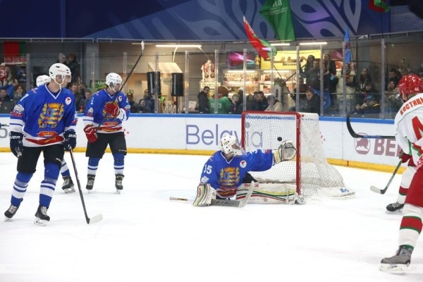 Хоккейная команда Президента одержала первую победу в финале любительского турнира Хоккейная команда Президента одержала первую победу в финале любительского турнира