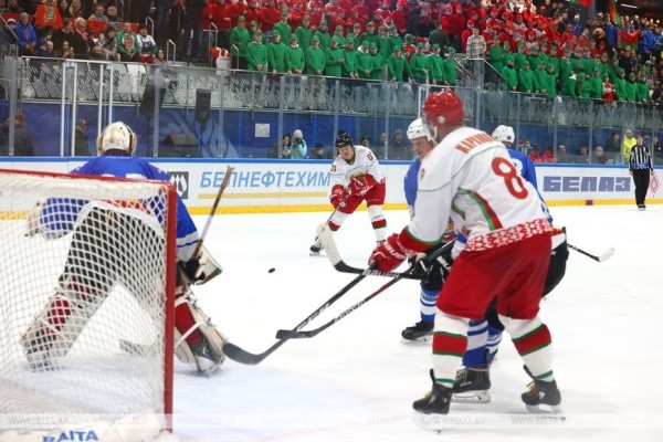 Хоккейная команда Президента одержала первую победу в финале любительского турнира Хоккейная команда Президента одержала первую победу в финале любительского турнира