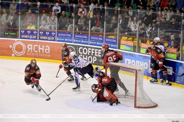 Селфи с Кубком и гордость за победу. Хоккеисты "Металлурга" доставили трофей на БМЗ Селфи с Кубком и гордость за победу. Хоккеисты "Металлурга" доставили трофей на БМЗ