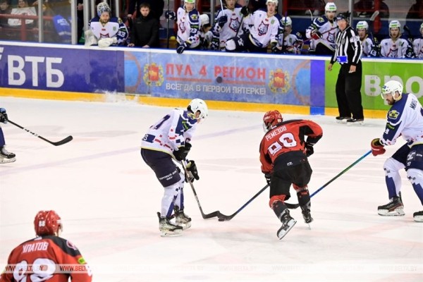 Селфи с Кубком и гордость за победу. Хоккеисты "Металлурга" доставили трофей на БМЗ Селфи с Кубком и гордость за победу. Хоккеисты "Металлурга" доставили трофей на БМЗ