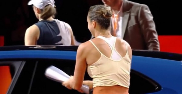 Теннис.  После церемонии награждения Арина Соболенко в шутку сымитировала нападение на  "Porsche", выигранный Швентек
  