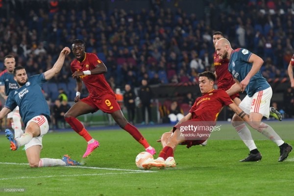 Футбол. "Рома" в концовке матча с "Фейеноордом" добилась дополнительного времени, в котором выиграла путевку в полуфинал Лиги Европы
Футбол. "Рома" в концовке матча с "Фейеноордом" добилась дополнительного времени, в котором выиграла путевку в полуфинал Лиги Европы