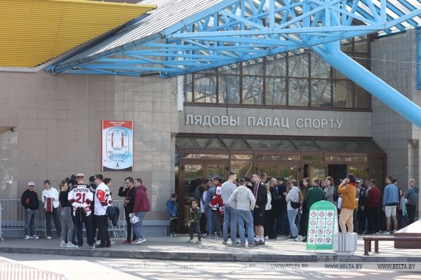 "За наших болею от чистого сердца!" Болельщики ХК "Неман" о том, чего ждут от финала