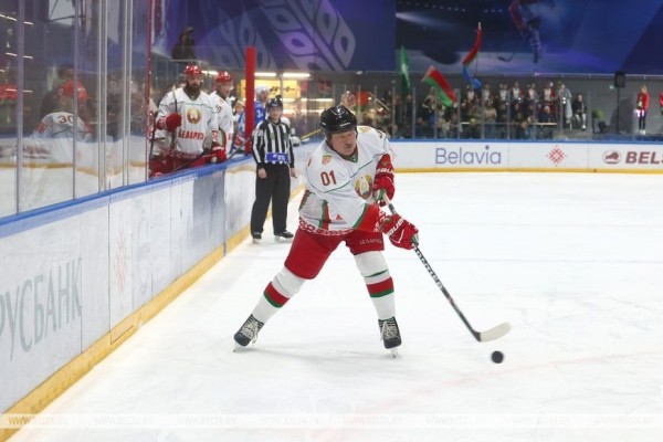 Хоккейная команда Президента одержала первую победу в финале любительского турнира Хоккейная команда Президента одержала первую победу в финале любительского турнира