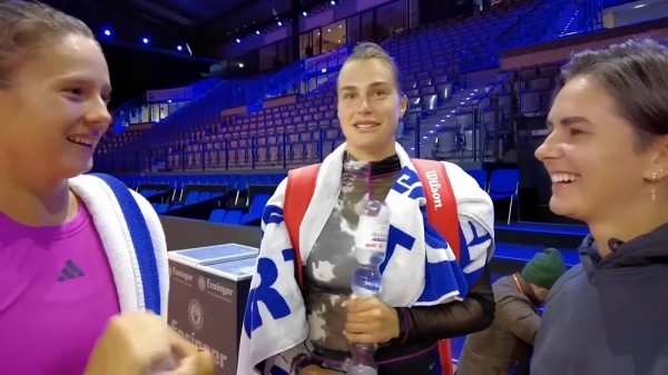 Теннис.  Арина Соболенко: пытаюсь Кольцова теннису научить, но это не работает. Из разряда "Х*ра, это мне два шага делать, что ли?"
 