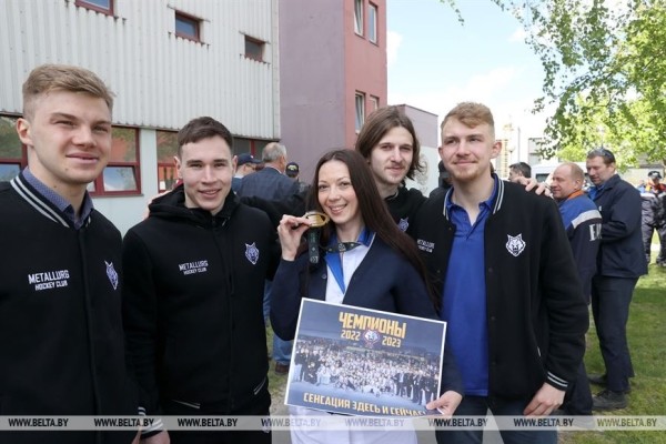 Селфи с Кубком и гордость за победу. Хоккеисты "Металлурга" доставили трофей на БМЗ Селфи с Кубком и гордость за победу. Хоккеисты "Металлурга" доставили трофей на БМЗ