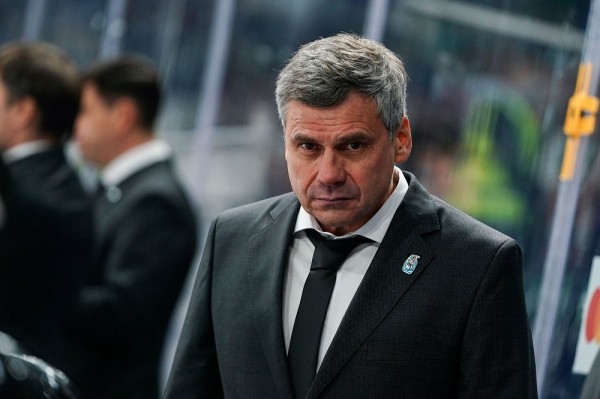 Хоккей. Дмитрий Квартальнов рассказал, что его контракт подразумевает три года. Минское "Динамо" сообщало о годичном соглашении
Хоккей. Дмитрий Квартальнов рассказал, что его контракт подразумевает три года. Минское "Динамо" сообщало о годичном соглашении